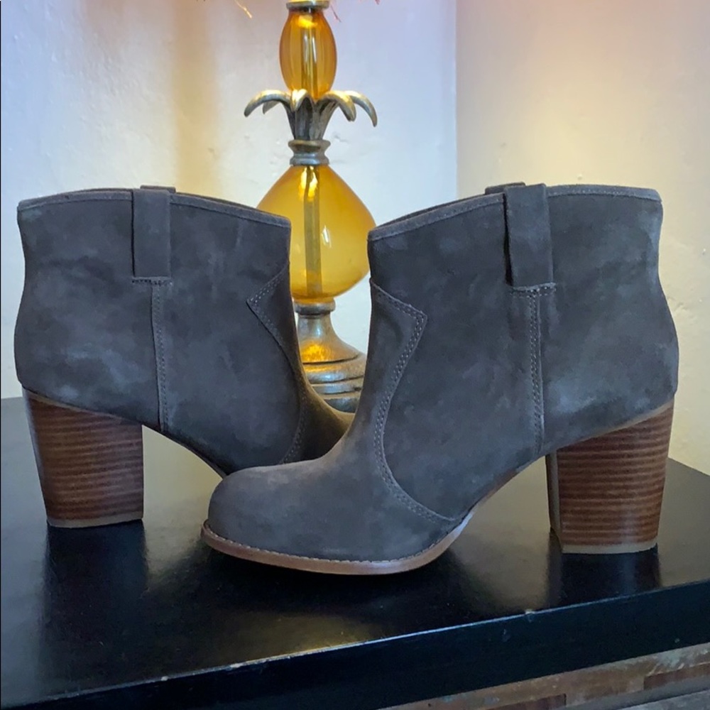 Splendid ankle high grey suede boots